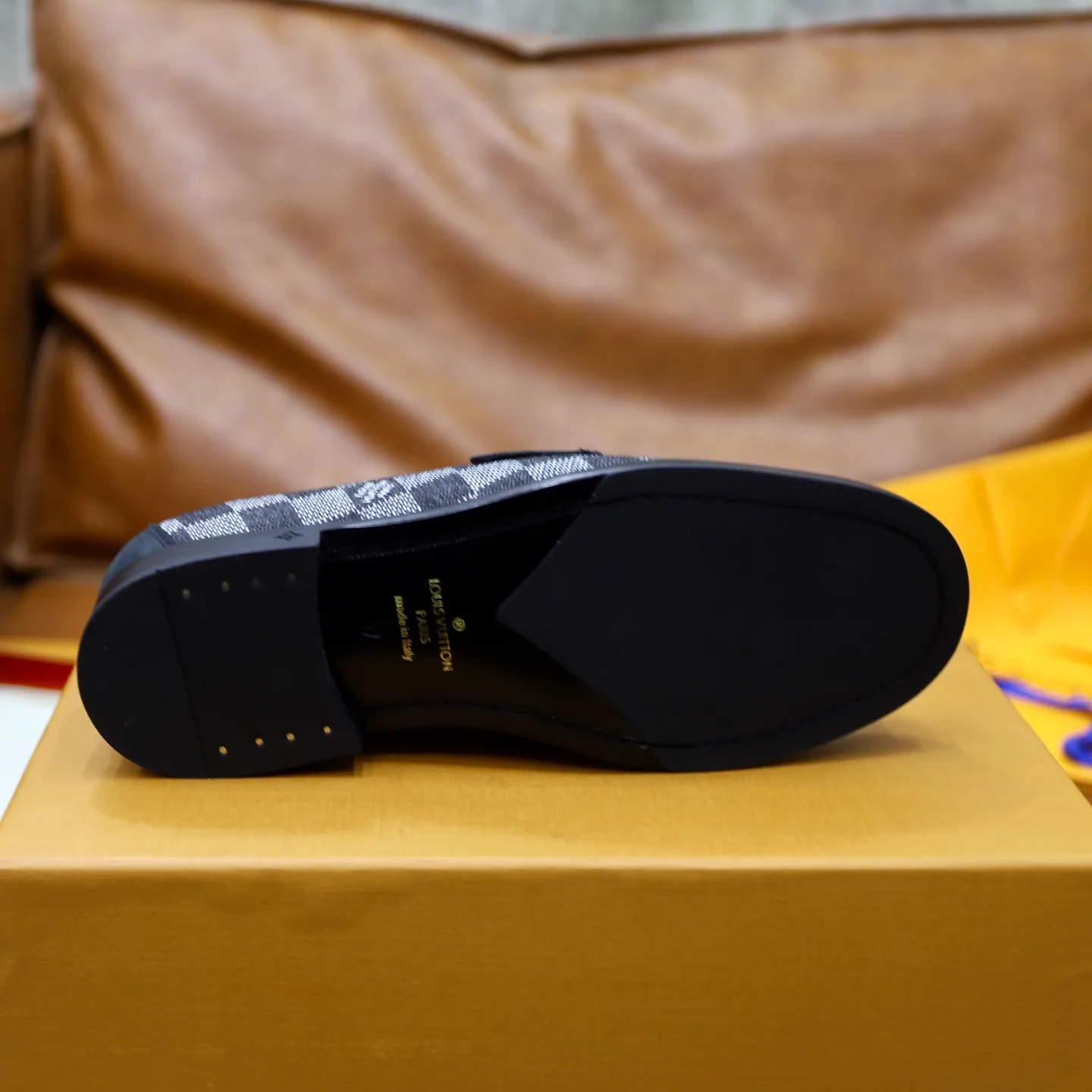 Men's Men's Shoes💰💰920LV Louis Vuitton Slip-on Loafers, top quality products from Guangzhou, ready for sale! This LV Glove loafer is made of selected soft cowhide, with a slightly wrinkled leather surface and a very high-end texture. Each pair is unique. The leather surface is light and soft, with a fine texture and good luster. It is a classic loafer style, with exquisite handmade mark stitching on the toe, and a square toe configuration to highlight the classic style. The horizontal band has hot-printed LV three-dimensional letters, semi-solid handcrafts and a genuine leather outsole, and a rubber patch on the heel to create wear-resistant performance and comfort. One of the must-have loafers for men! Comes with full original packaging! Code number: 38-39-40-41-42-43-44 (38, 45, 46 customized) standard leather shoe code